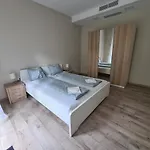Oet Fenyo Apartmanhaz *