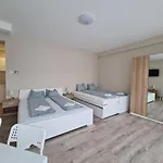 öt Fenyő *