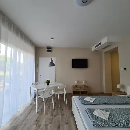 Oet Fenyo Apartmanhaz Lägenhet