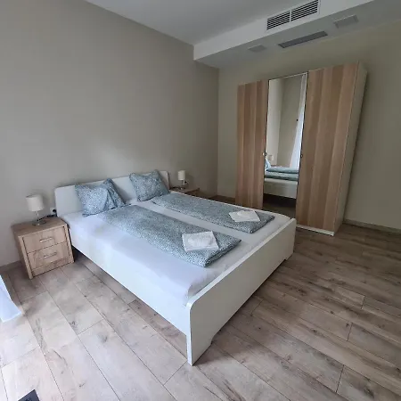 Oet Fenyo Apartmanhaz *