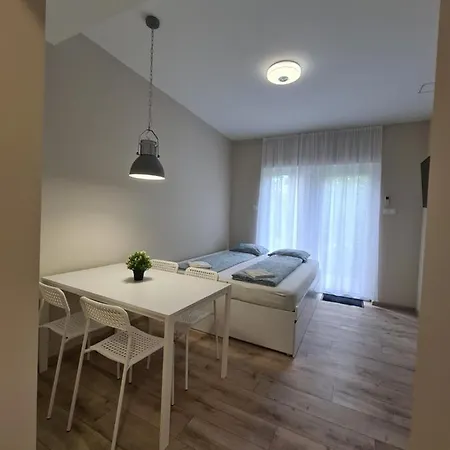 Oet Fenyo Apartmanhaz *