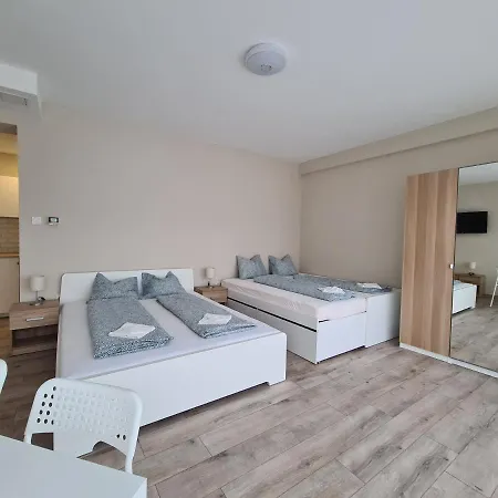 Oet Fenyo Apartmanhaz *