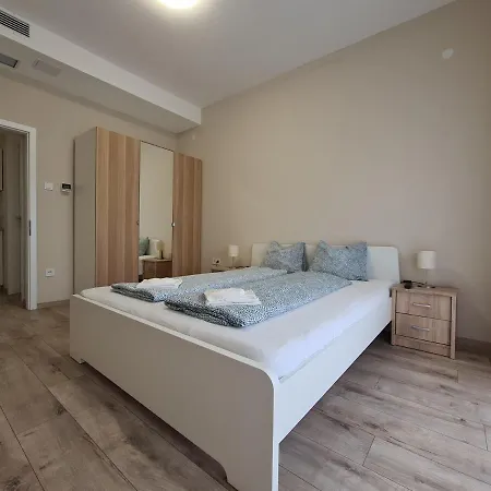 Oet Fenyo Apartmanhaz