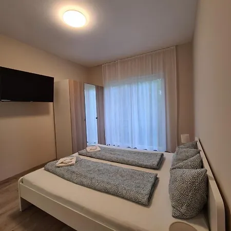 Lägenhet Oet Fenyo Apartmanhaz