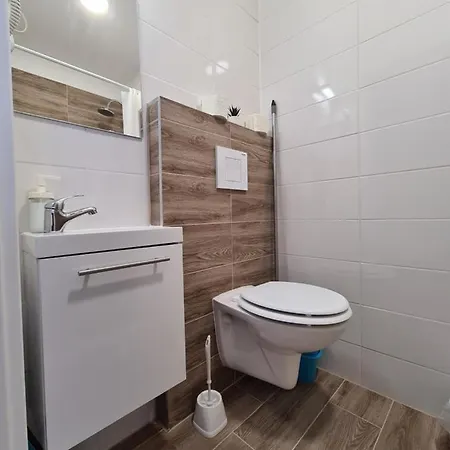 Oet Fenyo Apartmanhaz Lägenhet *