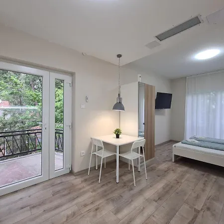 Oet Fenyo Apartmanhaz