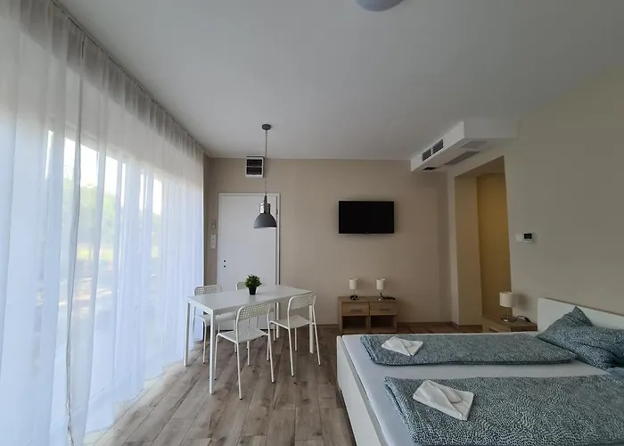 Oet Fenyo Apartmanhaz Lägenhet