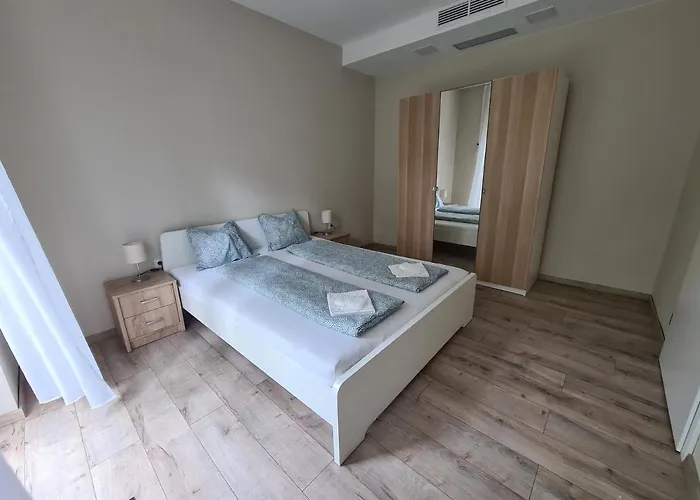 Oet Fenyo Apartmanhaz *