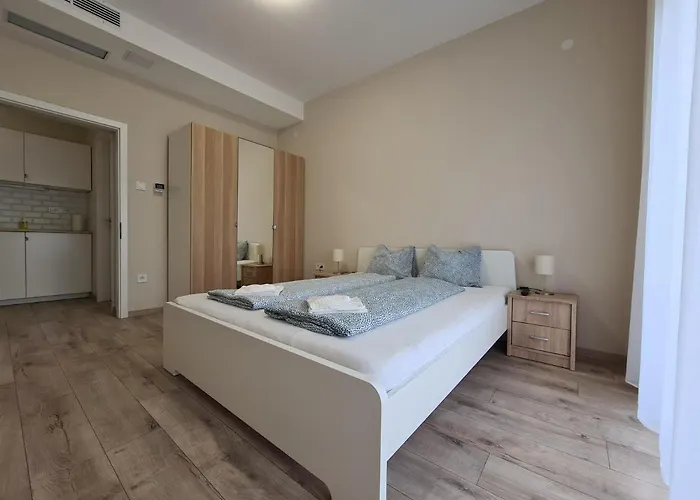 Oet Fenyo Apartmanhaz