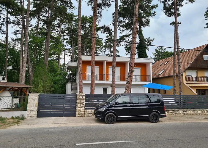 Oet Fenyo Apartmanhaz * שיופוק