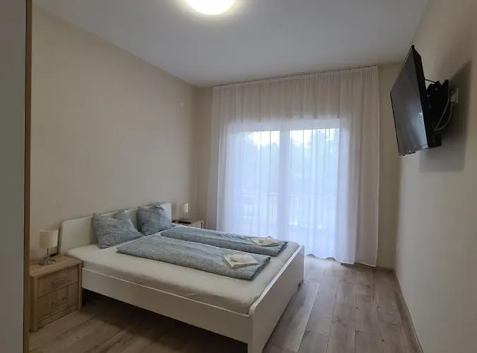 Oet Fenyo Apartmanhaz * שיופוק