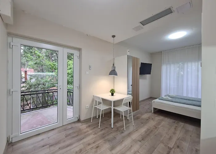 Oet Fenyo Apartmanhaz