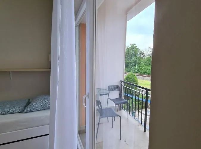 Oet Fenyo Apartmanhaz * שיופוק