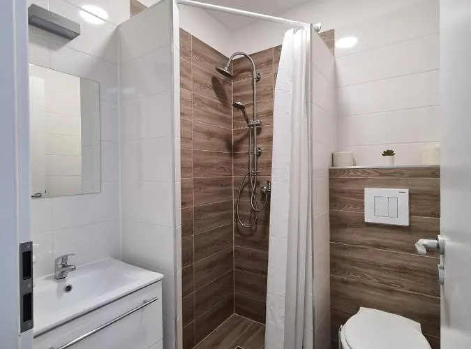 Oet Fenyo Apartmanhaz * שיופוק